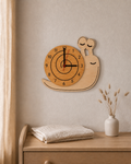 Horloge murale enfant en bois – Escargot Rêveur
