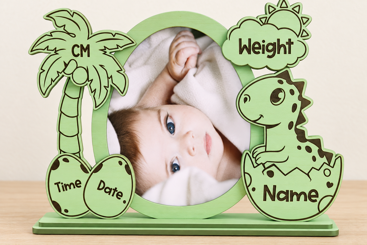 Cadre photo naissance sur pied – Bébé dinosaure (15cm*7cm)