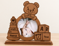 Cadre photo naissance sur pied – Ourson et cubes (15cm*7cm)